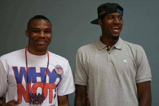 意大利赛车手罗西回忆马拉多纳：我曾单膝跪地亲吻他的左脚（意大利车手罗西忆马拉多纳：曾单膝跪地吻过他的左脚）