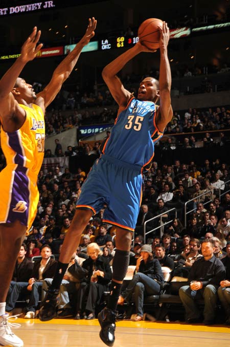 NBA：勇士主场狂胜灰熊 库里轰下45分（NBA：库里45分发飙，勇士主场大胜灰熊）