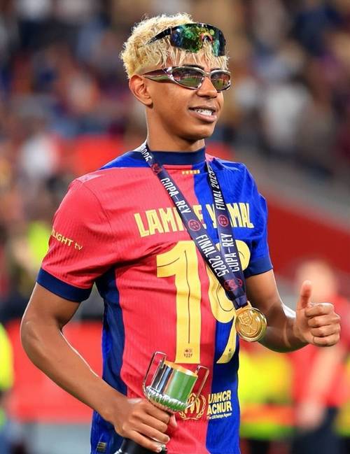 卢克·肖对曼联为其办300场仪式感到尴尬，不确定是否必要（卢克·肖称对曼联为其举行300场里程碑仪式略觉尴尬，质疑是否有必要）