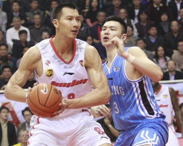 欧冠决赛用球谍照：包含白+深紫，灵感来自举办城市布达佩斯（欧冠决赛用球曝光：白+深紫配色，灵感源于主办城市布达佩斯）