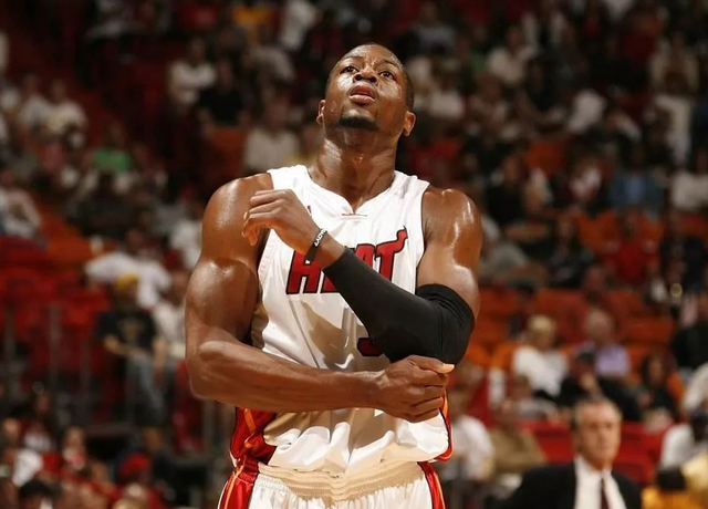 FIFA年度奖项汇总：登贝莱当选男足最佳球员，恩里克最佳主帅（FIFA年度大奖盘点：登贝莱荣膺最佳男足球员，恩里克加冕最佳主教练）