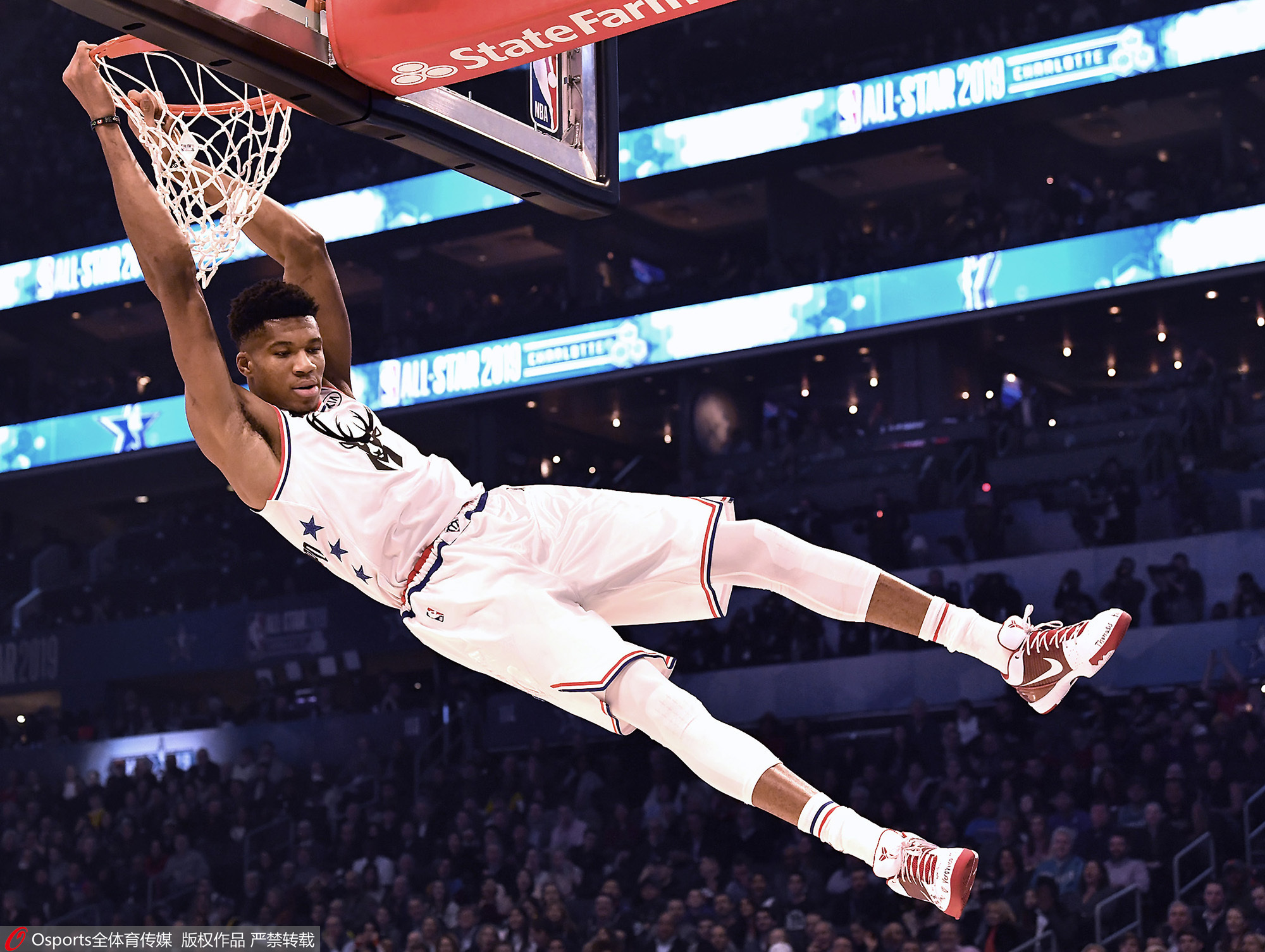 世体：什琴斯尼回归巴萨训练，莱万背部+右腿不适缺席（世体：什琴斯尼已重返巴萨合练，莱万因背部及右腿不适缺席）