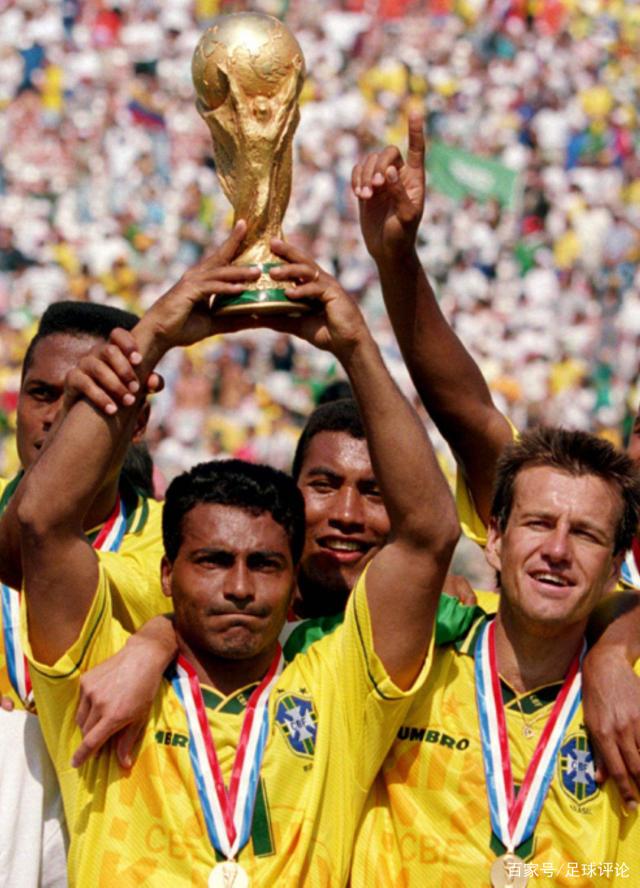 驱逐！慢镜回看华子连续吃T直接离场 约基奇疑似造犯规惹不满（被罚下！慢镜回放显示爱德华兹连吃技犯遭逐场 约基奇疑似刻意造犯规引不满）