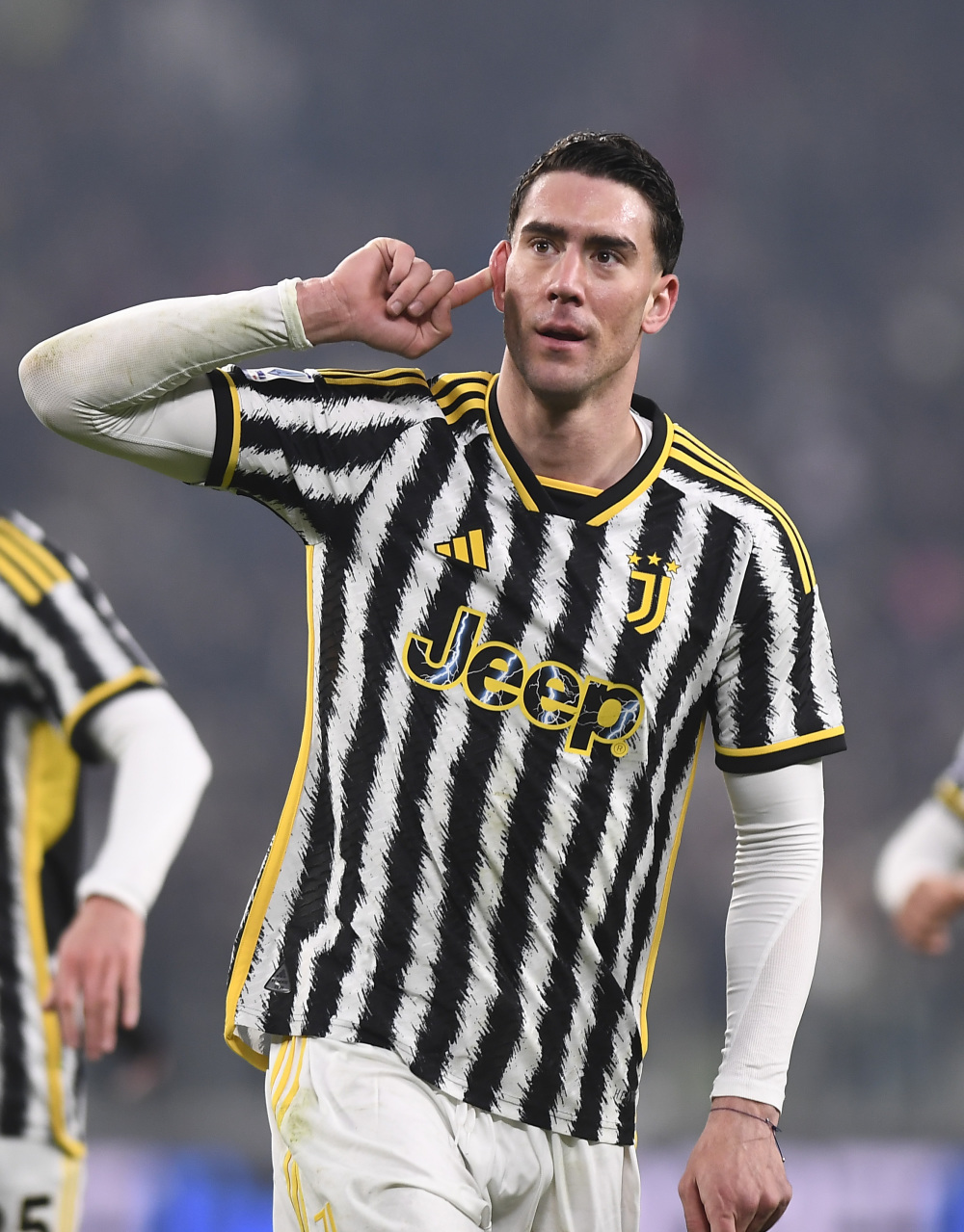 图赫尔考虑世界杯高温让替补球员留更衣室（担忧世界杯高温，图赫尔让替补留在更衣室）