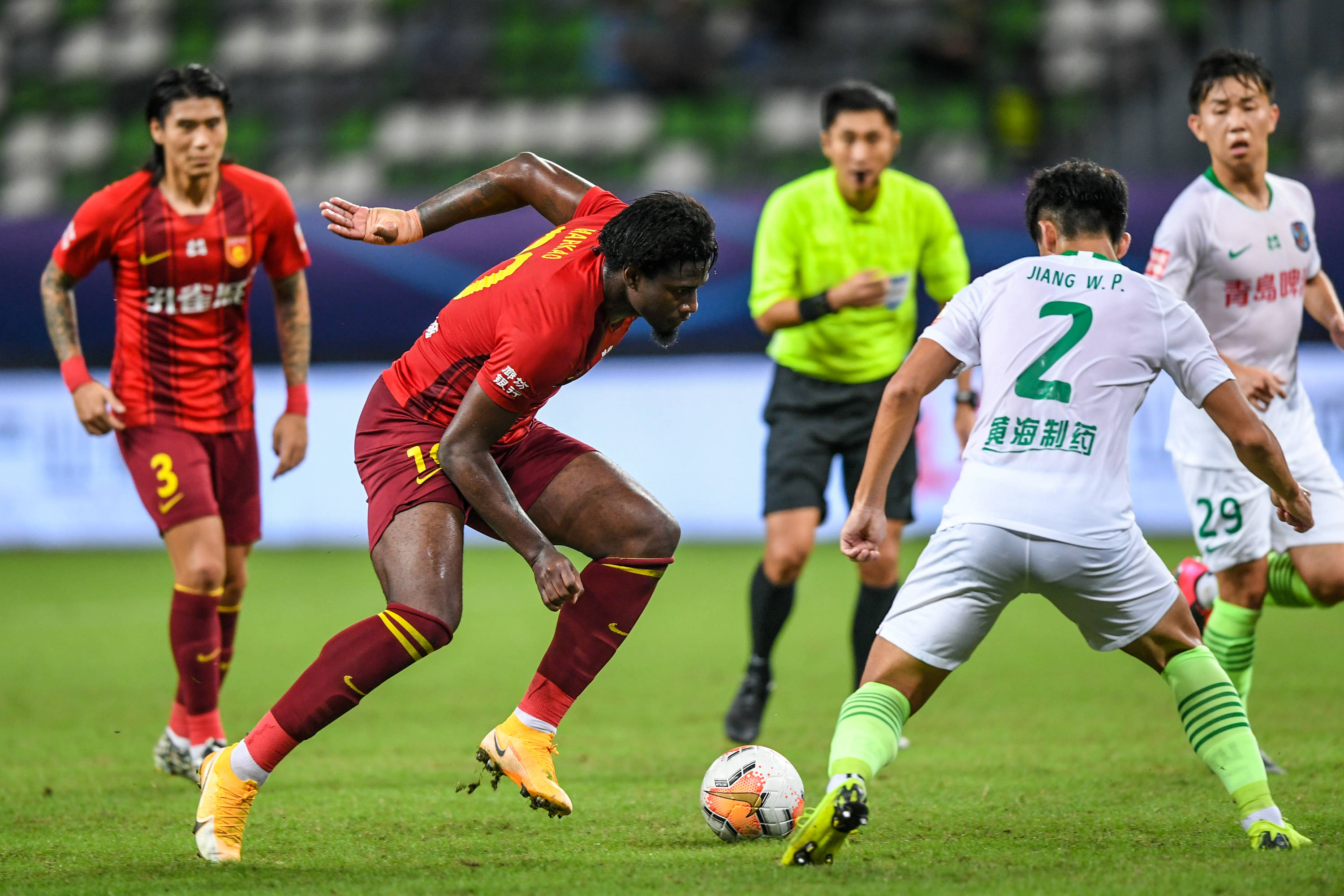 梅西：在巴黎足球层面我不太开心，一切都和我习惯的非常不同（梅西：在巴黎我很难在足球上感到快乐，许多事与我熟悉的截然不同）