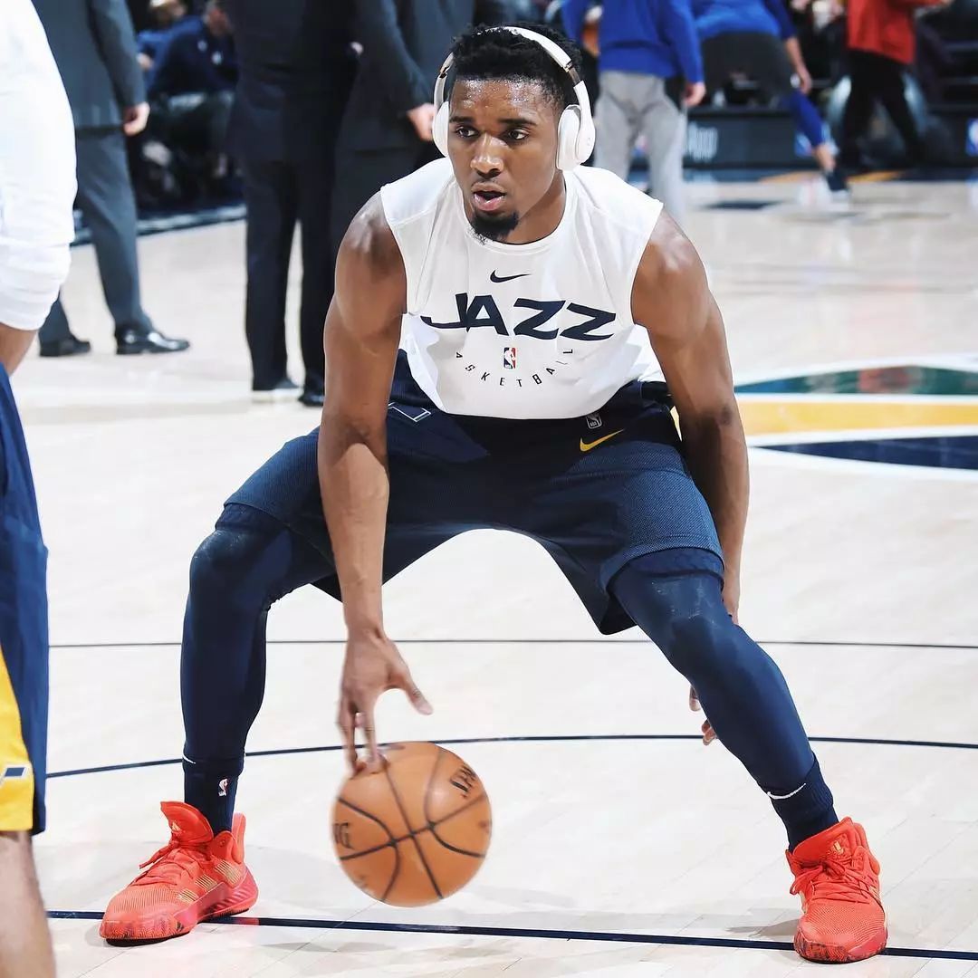 队记：鹈鹕不会草率地接受锡安报价，交易或要等到明年休赛期（随队记者：鹈鹕对锡安报价不急于拍板，交易或将推迟至明年休赛期）